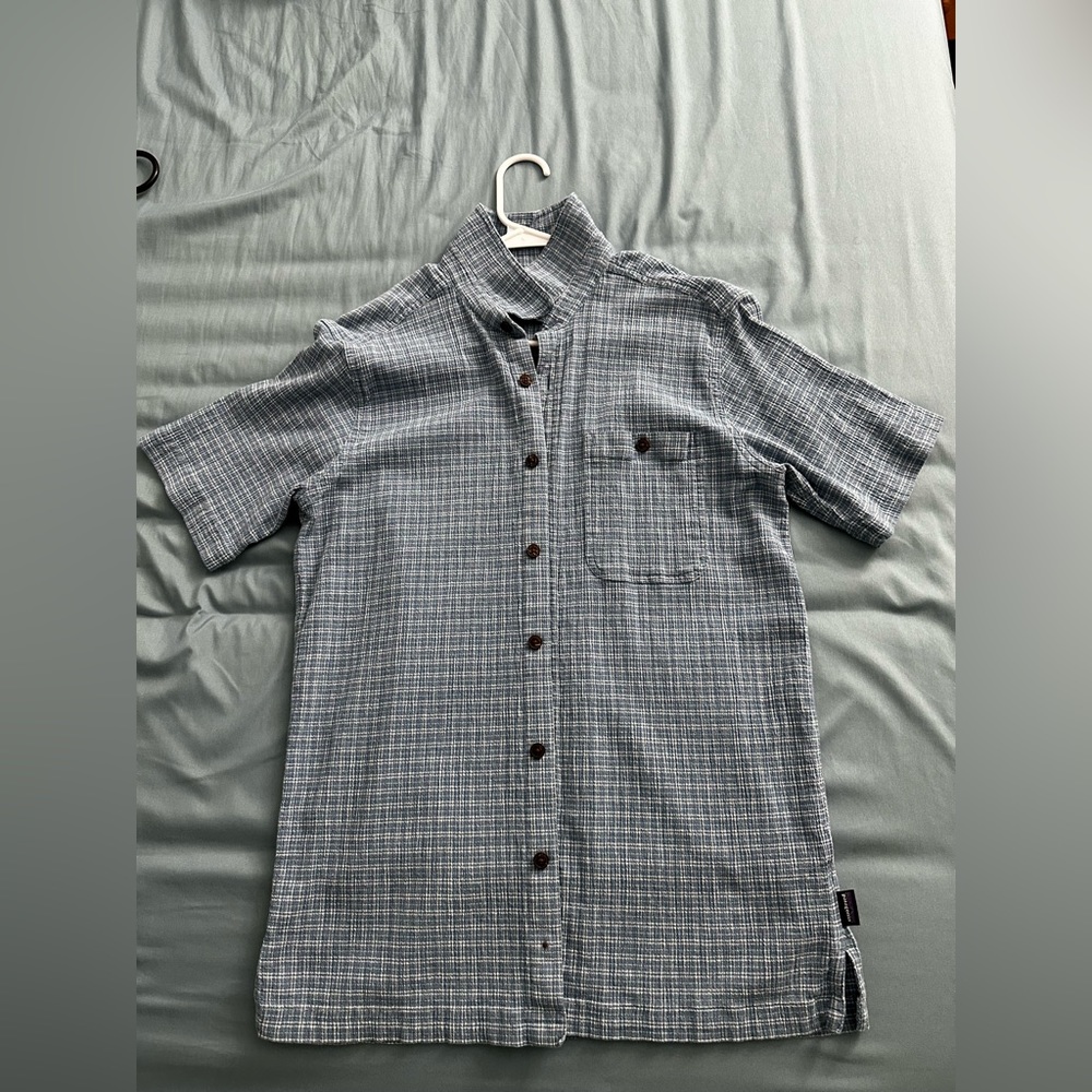 Patagonia men’s short sleeve checkered button down shirt
